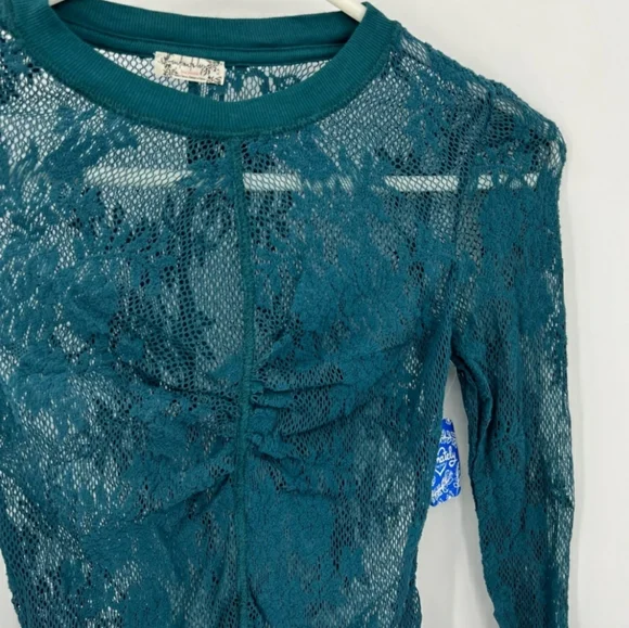 NWOT/ Free People/ lace floral long sleeve crop, ruch front, crew neck, - Picture 2 of 10